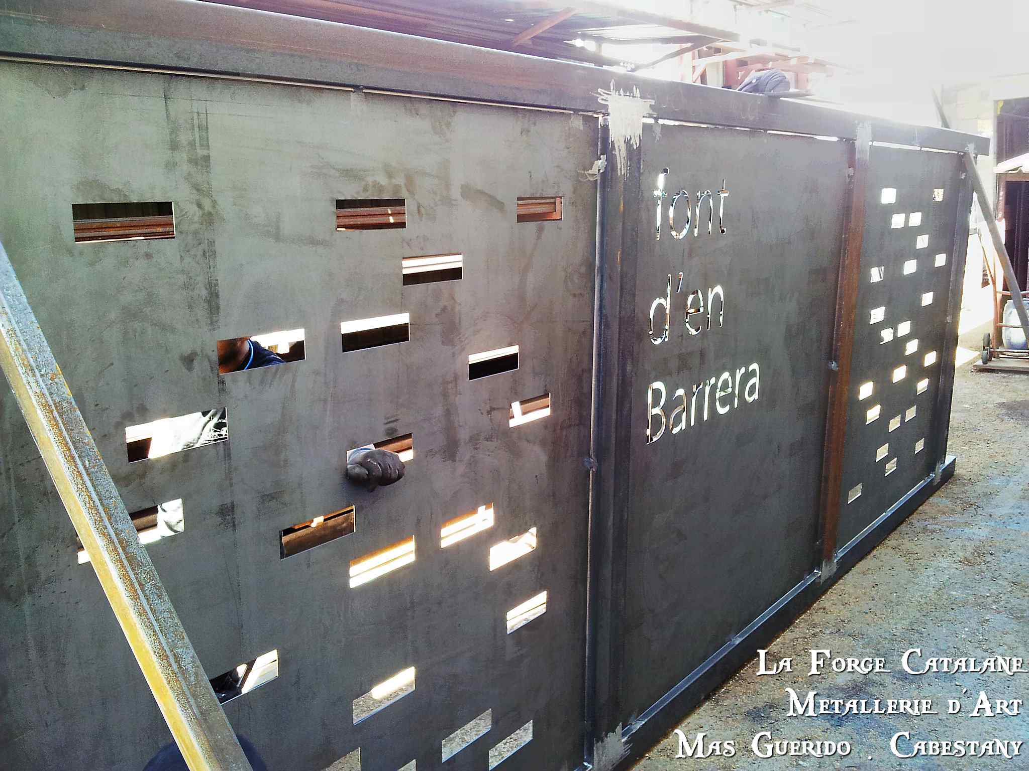 Portail tole coulissant decoupe laser motif personnalise moderne forge catalane.jpg